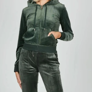 Mörkgrön velour hoodiejacka - Mysig mörkgrön juicy dress i velour storlek L passar M. Både byxorna och koftan är i samma storlek.