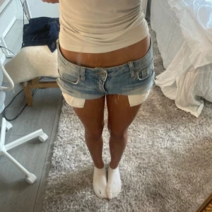 Lågmidjade jeansshorts i ljusblå denim - Jätte snygga lågmidjade jeansshorts från Mika, var dock ett par byxor innan men klippte dom t shorts. Midjemått: 37❤️ pris kan diskuteras!