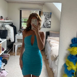 Skrik blå party klänning från NLY One - Kort ribbad klänning. Storleken på klänning är S men jag själv är XS och den sitter väldigt bra ändå då det är stretchigt material💕 knappt använd