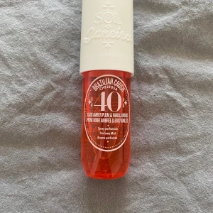 Sol de Janeiro parfym - Säljer en parfym ifrån sol de Janeiro. Använd ett fåtal gånger och är nästan helt full. Parfymen innehåller 90 ml. Hör gärna av er vid frågor eller funderingar!💕💕 pris kan diskuteras!☺️🩷