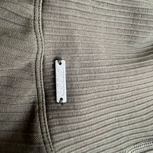 Ribbade gröna cykelshorts Aim'n - Mörkgröna ribbade cykelshorts från Aim'n med hög midja och tight passform. Snyggt sömmade detaljer och stretchigt material som sitter skönt på kroppen. Perfekta för träning eller chill dagar. Metallogo framtill för extra stilpoäng.