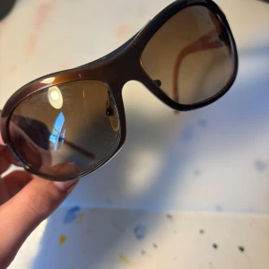 Bruna solglasögon från Prada - använda för länge sen men är i bra skick!! gammal model 