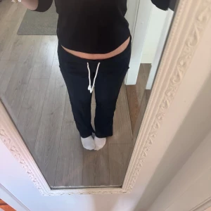Roxy linnebyxor  - Roxy Lågmidjade linnebyxor svarta, strl S. Fickor bak samt snörning. Bra skick. Jag är 166 cm 