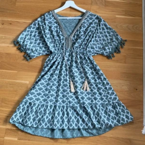 Klänning med volang och vackra färger!  Ny!  - Köpte denna otroligt vackra klänning under semesterresa förra året, men den kommer inte till användning tyvärr. Är otroligt skön och väldigt fina färger, detaljer och mönster. Klänningen totala längd är 86 cm. Det är stretch i midjan. Storleken är Onesize. Den är tillverkad i Italien. Längst ned är en volangkant!  Ge prisförslag eller om du vill ha fler bilder hör av dig! 🌸