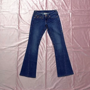 True Religion Flared Denim Jeans - - Nyskick - Färgen är mer askgrå i verkligheten - Storlek 24 Midja 31 cm / Höjd 16 cm / Innerbenslängd 71,5 cm