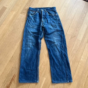 Levis jeans - Ett par sjukt feta Levis jeans i modellen 523 som är lite lösare, sjukt feta och perfekta till sommaren, bara att skriva vid frågor