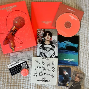 Enhypen album - Enhypen album som är som nytt. Oöppnad brosch och klistermärken. Sleevade photocards på Jay och Jake ingår och det finns även en stor affisch på hela gruppen!