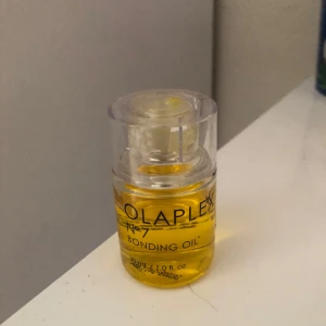 Olaplex No.7 Bonding Oil 30ml - Olaplex No.7 Bonding Oil är en lätt, gul olja i en genomskinlig plastflaska på 30 ml. Perfekt för att ge glans och skydda håret mot värme. Kommer med praktisk pump för enkel dosering.