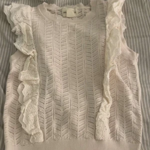 Vit blus med volang och spetsdetaljer - Jättesöt blus från Lindex med volanger 