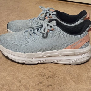 ljusblå gym sneakers - fina ljusblå sneakers från Linear. jättebekväma skor som går att andas i, perfekta till gymmet. tyvärr är de i fel storlek för mig