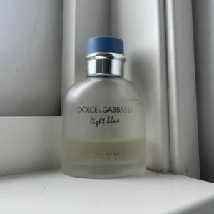 Dolce Gabbana light blue - Ungefär 20-25 ml kvar i parfymen väldigt fin sommar parfym 🍋
