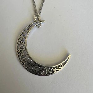 Halsband halvmåne - Min 5åriga dotters hobby att göra egna smycken. Så detta har hon gjort . Inget är äkta guld/silver.  Önskar man exakta mått på något så är det bara att skriva . Halsbanden är 45cm ungefär eller mer 