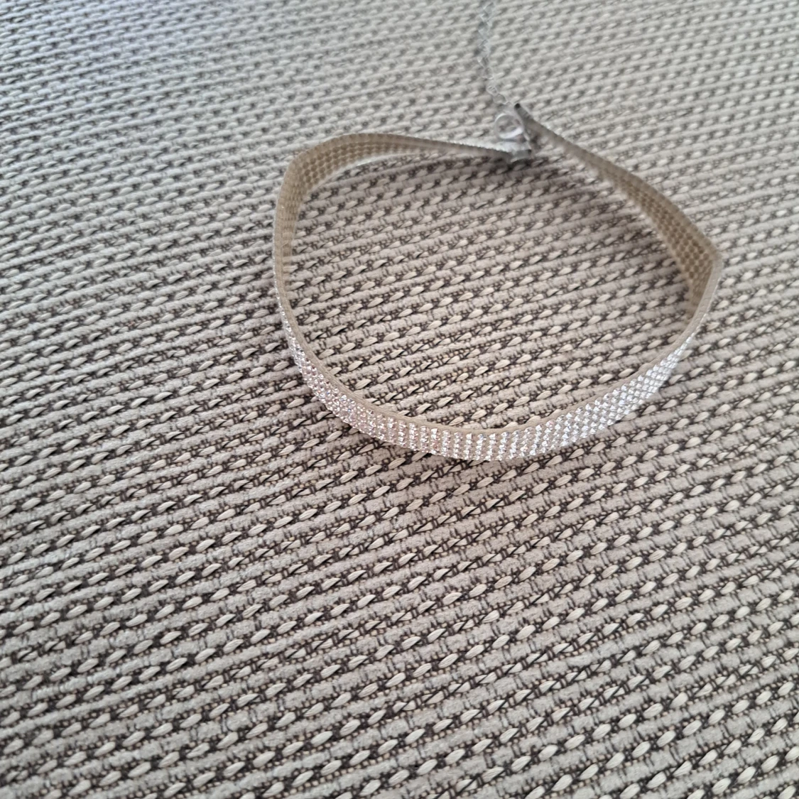 Glittrigt silverfärgat chokerhalsband - 1