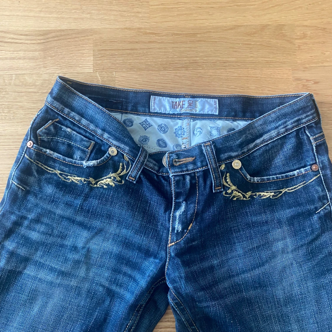 Blå jeans från Take Two med brodyr - 3