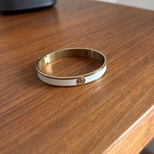 Vitt och guldigt armband från Dyrberg & Kern - Se tidigare annons