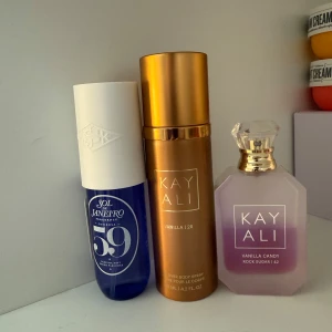 Parfym set! - Säljer ett fint doftset med härliga dofter från Kayali och Sol de Janeiro. Kayali Vanilla Candy Rock Sugar 50 ml har ungefär halva flaskan kvar och doftar otroligt sött och gourmand (förpackning medföljer). Sol de Janeiro Cheirosa 59 i 90 ml är knappt använd, bara sprutad tre gånger, och har en varm och fruktig doft som passar perfekt året runt. Kayali Vanilla 28 body spray med nästan hälften kvar, en lätt och härlig mist. Prisvärt! Kan köpas separat, kolla mina andra annonser för mer info! 💗