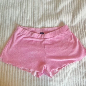 Rosa shorts från Calzedonia - Mjuka och gulliga shorts från Calzedonia. De är värdiga och perfekt för en somrig dag på stranden. Storlek står ej men skulle gissa på M/L beroende på vilken look man går för💗