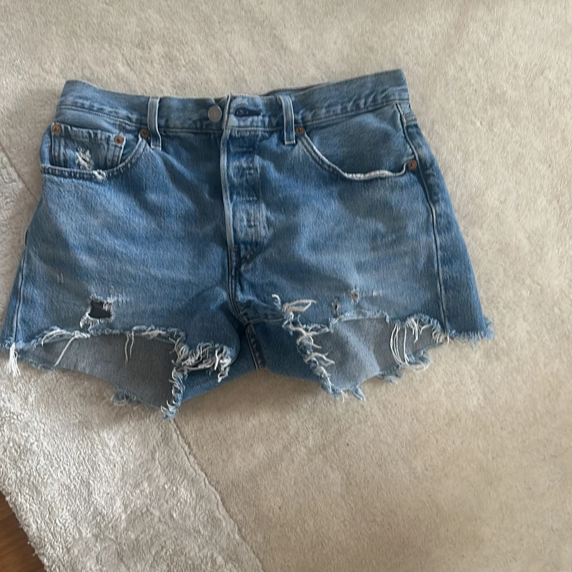 Levi's jeansshorts med slitna detaljer