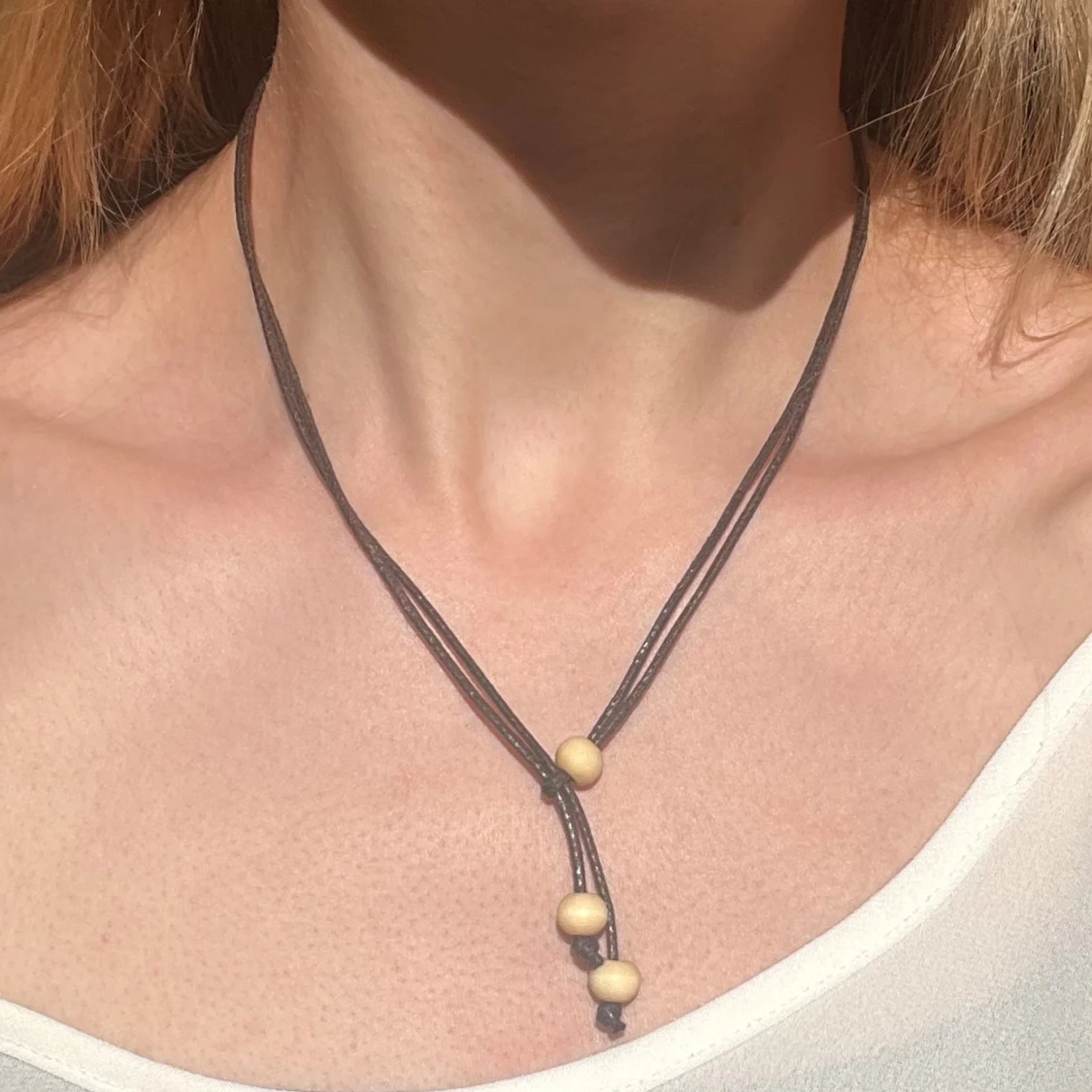 Handgjort halsband av konstläder med träpärlor - 4