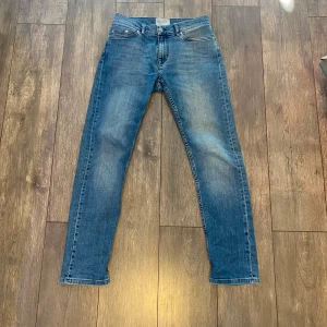 Velour jeans - Jeans från velour. Jag köpte de helt nya för 1600kr. Inte använda så mycket. Cirka 6 månader har jag haft de.