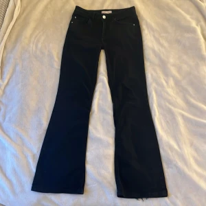 Svarta bootcut jeans - Svarta bootcut jeans från cubus. Dom är i storlek S men passar xs också. Det kan finnas tecken på användning men inga större defekter.❤️