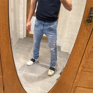 Replay jeans  - Ett par snygga jeans från Replay i storlek W31 L30 i modellen Anbbas 