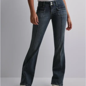 Lågmidjade bootcut jeans  - Super fina blåa bootcut jeans från Nelly, används inte längre. Storlek 36 säljer för 400, pris kan diskuteras 💗💗 lite slitningar längst ner vid benen men inget man tänker på!