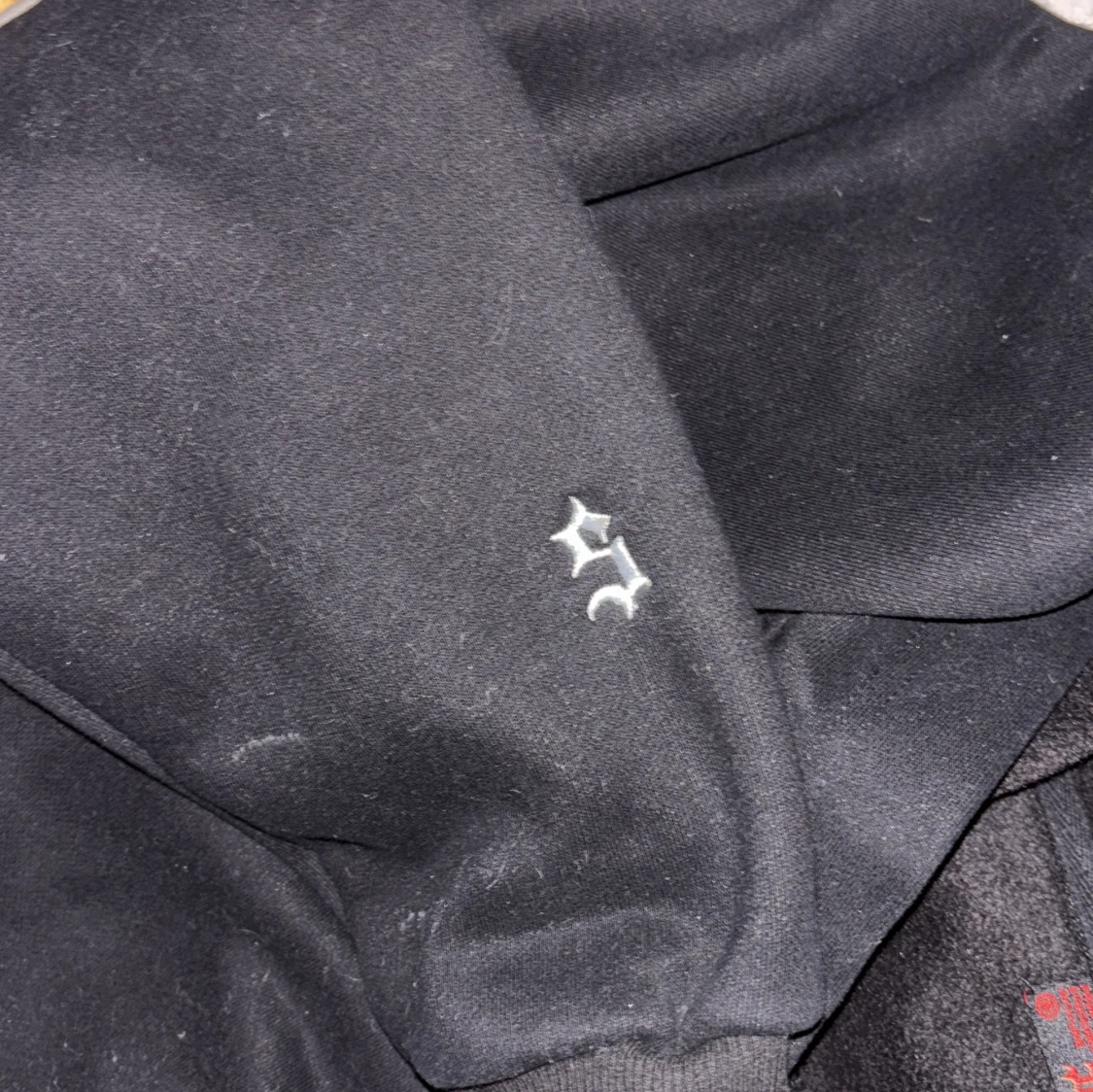 Svart hoodie från Seams med tryck - 3