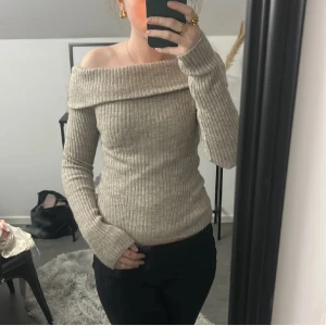 Offshoulder tröja  - Säljer denna offshoulder tröjan från hm. ❣️❣️