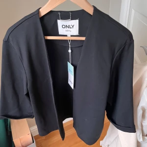 Bolero - Svart snygg bolero från ONLY med prislapp kvar !💕i stl S och är helt i nyskick! Skriv för fler frågor eller bilder! Nypris 449!