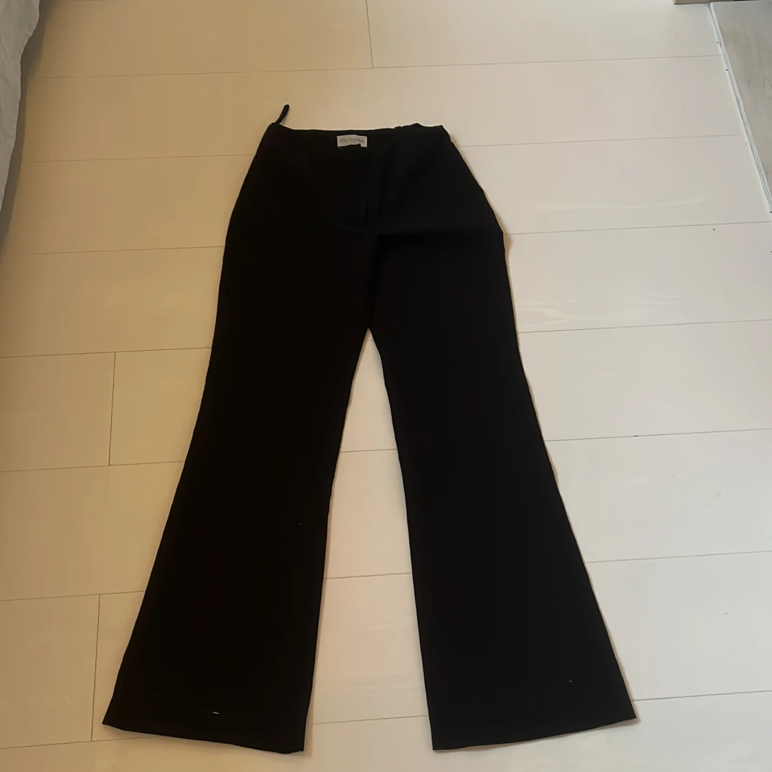 Svarta bootcut byxor Red or Yellow