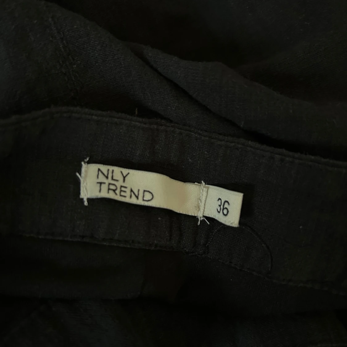 Svart omlottkjol med volang från NLY Trend - 1