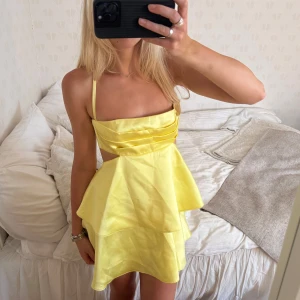 Den virala zaraklänningen - Säljer nu denna magiska klänning!!!! Så så så snygg❤️❤️❤️❤️❤️