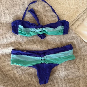 Bikini calzedonia - Skitfin bikini från calzedonia! Äldre kollektion men fint skick🩵 självklart tvättad och fräsch