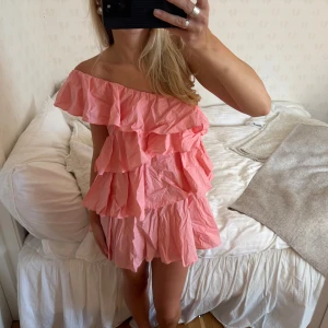 One shoulder klänning - Älskar verkligen denna🥹🥹🥹 SÅ snygg!! Står ingen storlek men passar nog både S och M