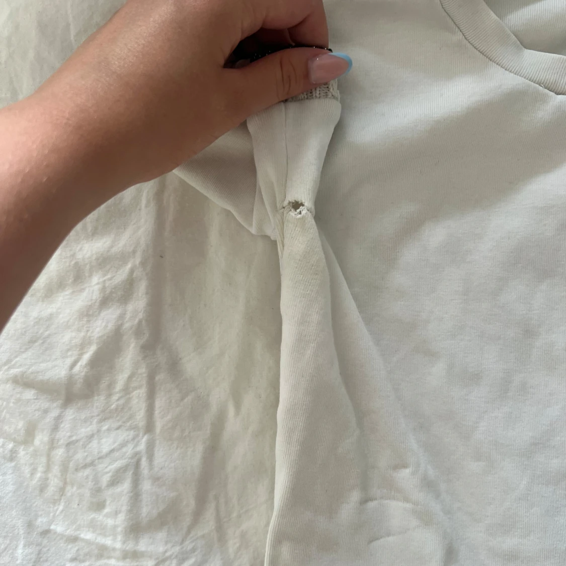 Vit topp med volangdetalj på ärmar - 1