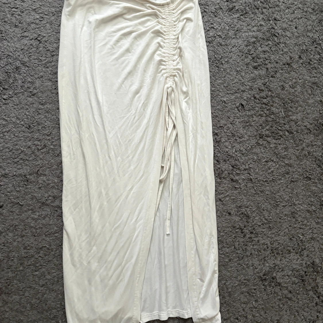 Vit långkjol med snörning och slits