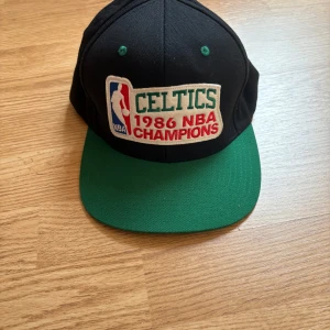 Mitchell & Ness Celtic Keps - Säljer dessa då de inte längre används. Pris går att diskuteras.