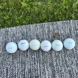 Det är titleist bollar och det Finns en pro v 1 också  - Bilden visar sex golfbollar av märket Titleist, och en pro vi 1 titleist