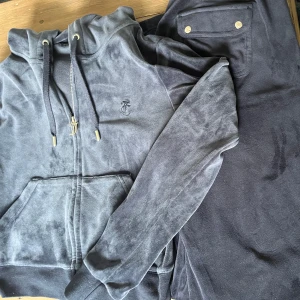 Mörkblå Juicy Couture set - Säljer mitt mörkblåa Juicy set i storlek S, användt sparsamt och inga defekter😊350kr för en del 600kr för hela settet🥰