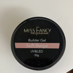 Miss Fancy Builder Gel Soft Beige - Builder Gel i färgen Soft Beige från Miss Fancy. Endast använd en gång, säljer då den höga viskositeten på gelet inte passade mig❤️❤️  SLUTSÅLD!! Ordinarie pris 439kr.
