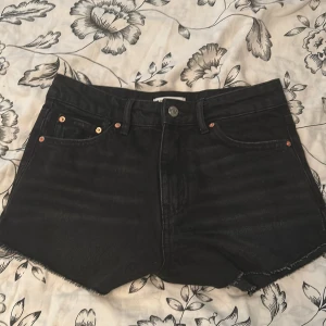 Svarta jeansshorts från Gina Tricot - Svarta jeansshorts från Gina Tricot🙌 Säljer eftersom att dom är för tajta i midjan på mig, pris kan diskuteras