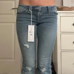 Superlågmidjade jeans - Helt nya ljusblå jeans med slitningar och snygga bakfickor, storlek 158, jag är 164cm☺️💗