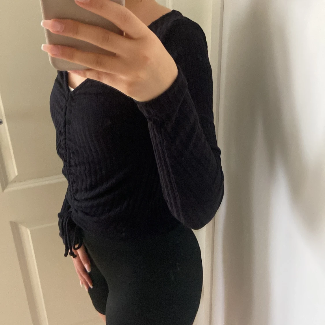 Svart ribbad tröja med snörning - 1