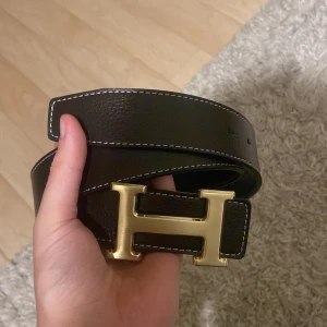Brunt H3rmes bälte  - Helt ut H3rmes bälte brunt ser mer svart ut än brun 