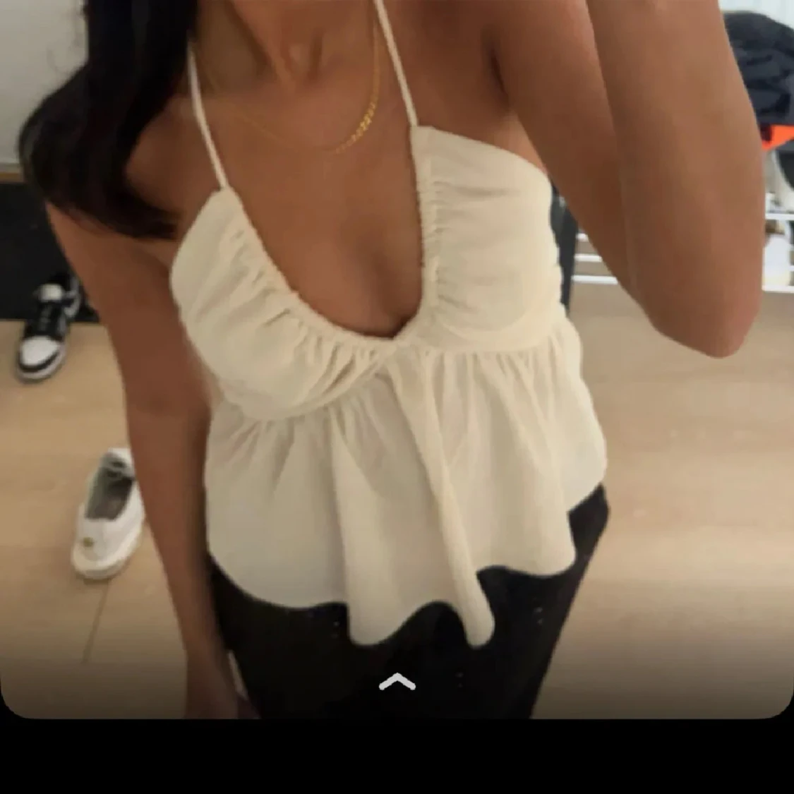 Vit ärmlös linnetopp med volang