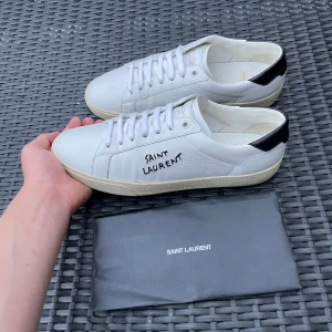 Vita saint laurent skor  - Säljer nu dessa Vita saint Laurent skor som är i storlek 41,5, säljer två par ysl skor så det är först i kvarn för att få med saint Laurent papperna, skriv för fler bilder/frågor🙌🏼
