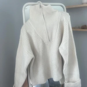 Stickad med lång krage - Kragen kan man välja att vara vikt också. 