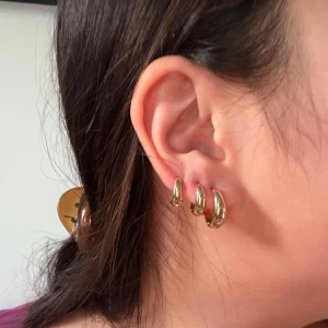 Hoop earrings örhängen ringar - HELT NYA. Rostfria - du får två av varje storlek (ett par)