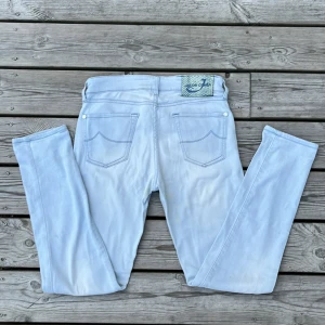 Jacob cohen jeans - Super snygga ljusblå jacob cohen jeans som sitter som replay anbass. Dem har några små smutsfläckar som går bort i tvätten men den har däremot en liten gul defekt som du kan se i första bilden under rumpan. Kom superhjärna med prisförslag